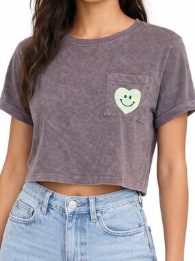 Vibe N’ Acid Wash Cropped Smiley Heart Pocket Tee Gray Size Medium